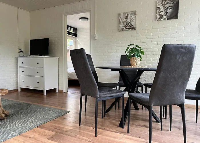 Apartment Cozy Forest Cabin, Fenced Garden, Peace & Privacy