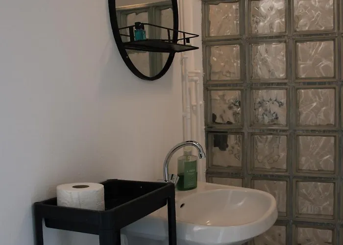 Cozy Forest Cabin, Fenced Garden, Peace & Privacy Apartment